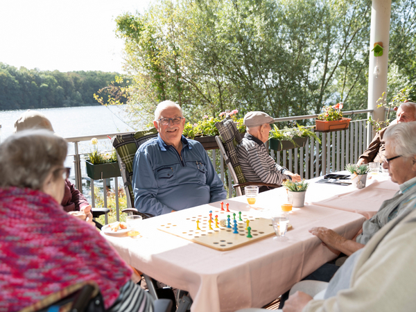 Gemeinsame Zeit auf der Terrasse verbringen - Immanuel Haus am Kalksee in Rüdersdorf Gemeinsame Zeit auf der Terrasse verbringen - Immanuel Haus am Kalksee in Rüdersdorf