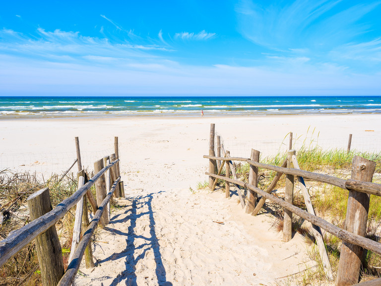 Blick durch den Aufgang zum Strand hin zum Meer, symbolisch für den Start in die Sommerferien Blick durch den Aufgang zum Strand hin zum Meer, symbolisch für den Start in die Sommerferien