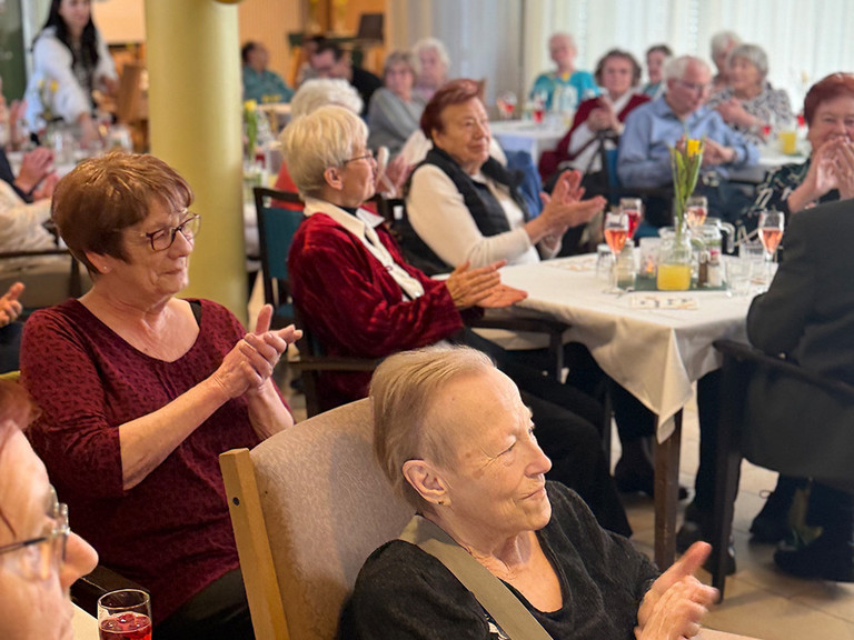 Gut besuchte Veranstaltung mit fröhlichen Tagesgästen Gut besuchte Veranstaltung mit fröhlichen Tagesgästen